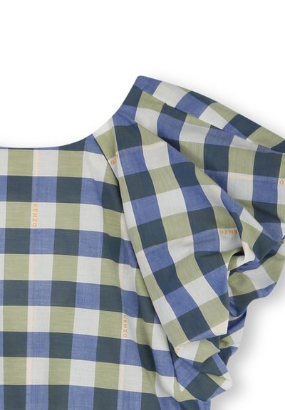 Gecontroleerde blouse met blauwe, groene en witte vierkanten. Lichtgewicht stof met gedrapeerde schouders en subtiele merkaccenten.