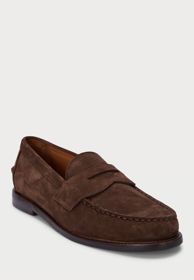 Smešane suede loafer smeđe boje s šivanim vrhom i detaljem trake sprijeda. Ravni kožni potplat, glatka unutrašnjost. Klasični dizajn za nošenje bez vezivanja.
