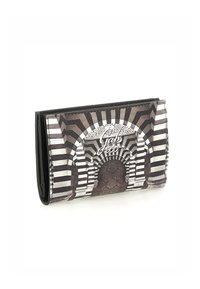 Portafoglio nero con un design ad arco geometrico, caratterizzato da strisce alternate e una trama testurizzata, contrassegnato dal testo "Gab 1600."