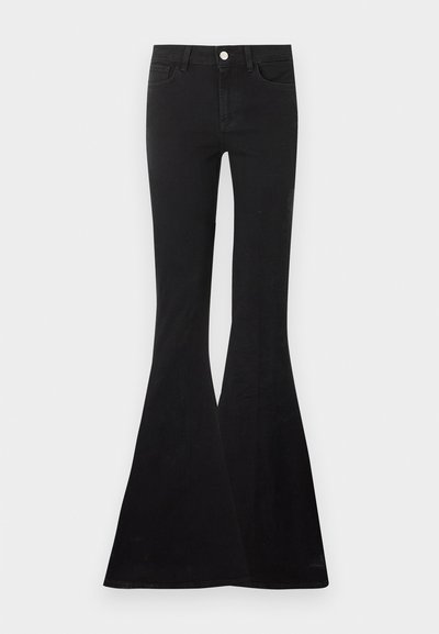 Czarne jeansy z wysokim stanem i rozszerzanymi nogawkami, z przodem na guzik i zamek, dwie przednie kieszenie i szlufki na pasek, prezentowane na płasko na jasnym tle.