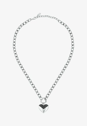 Collier en chaîne argentée avec des maillons ronds et un pendentif en forme de cœur orné de pierres noires sur le dessus.