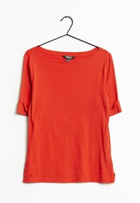 Červené tričko s krátkým rukávem a kulatým výstřihem, se zahnutečnými manžetami, vyrobené z měkké tkaniny, s mírně uvolněným střihem a bočním rozparkem na lemu.