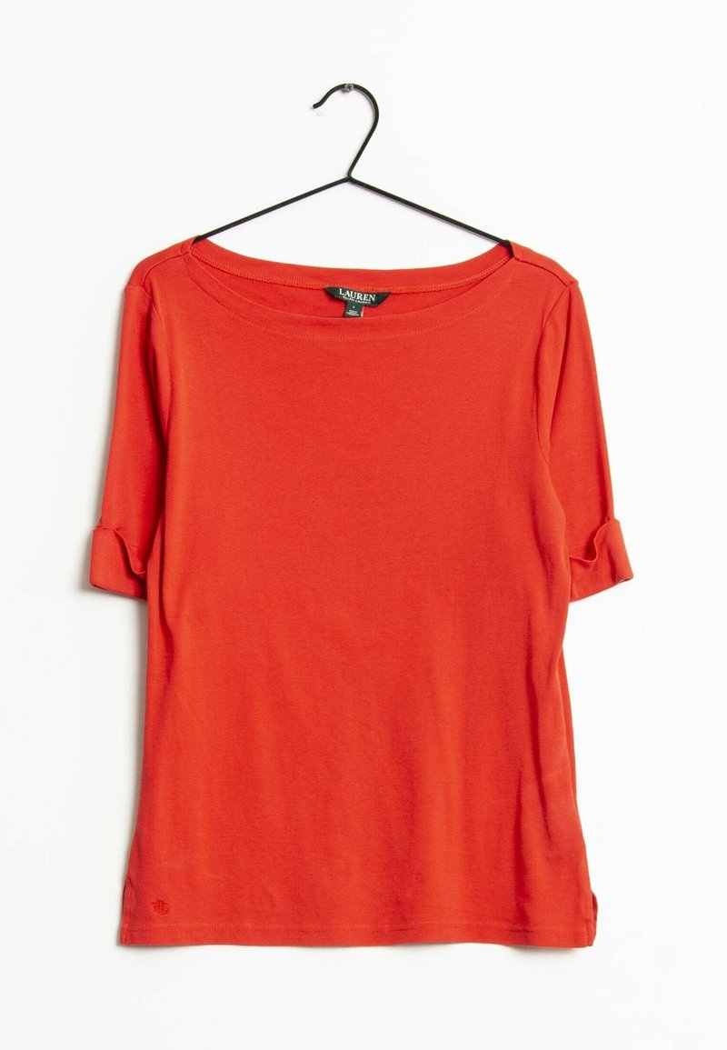 Červené tričko s krátkým rukávem a kulatým výstřihem, se zahnutečnými manžetami, vyrobené z měkké tkaniny, s mírně uvolněným střihem a bočním rozparkem na lemu.