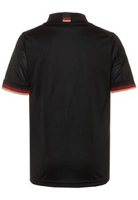 Polo shirt nera a maniche corte con rifiniture a strisce rosse, dorate e nere su maniche e collo, vista dal retro.