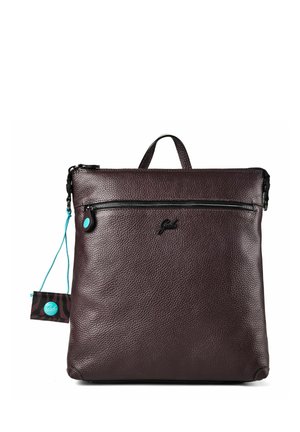 Dunkelbrauner, strukturierter Leder-Rucksack mit einer Fronttasche mit Reißverschluss, kleinem oberen Griff und einem blauen Anhänger am Reißverschlussschieber.
