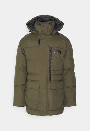 Oliwkowa kurtka puchowa z kapturem, z zamkiem błyskawicznym i dwoma przednimi kieszeniami oraz czarnym logo na klatce piersiowej. Miękka, pikowana tekstura.
