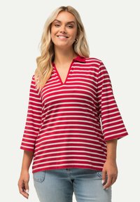 Rot-weißer gestreifter Poloshirt mit V-Ausschnitt, Dreiviertelärmel und lockerem Schnitt. Hergestellt aus weichem, glattem Stoff.