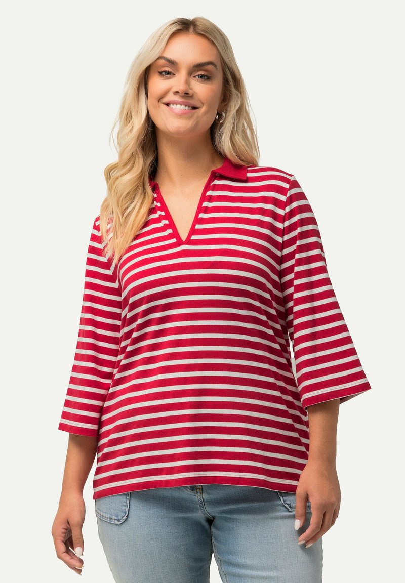 Rot-weißer gestreifter Poloshirt mit V-Ausschnitt, Dreiviertelärmel und lockerem Schnitt. Hergestellt aus weichem, glattem Stoff.