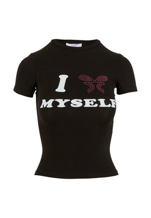 Crna pamučna majica kratkih rukava, s bijelim natpisom "JA SAM SEBE" i grafikom crvene sjajne leptirice. Prilagođenog kroja s okruglim izrezom.