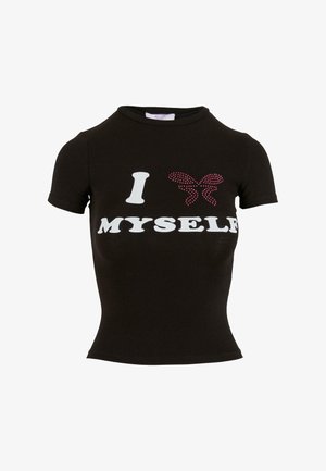 Juodos spalvos medvilnės marškinėliai su trumpomis rankovėmis, ant kurių yra balti užrašai "AŠ PATS" ir raudona blizganti drugelio grafika. Prigludusi forma su apvaliu iškirpimu.