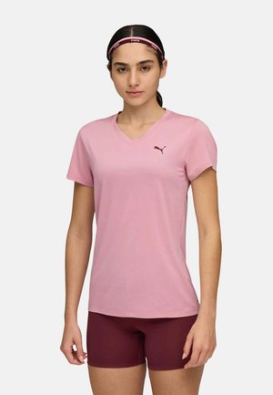 Puma, CAMISETA DE MANGA CORTA CON CUELLO DE PICO TRAIN DAY ALL ESSENTIALS - Camiseta básica - poised pink