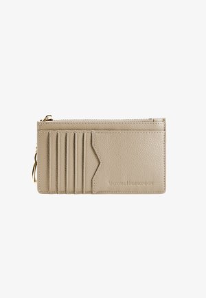 Portefeuille en cuir beige avec six emplacements pour cartes et un compartiment zippé. Présente une texture subtile et une marque en relief à l'avant.