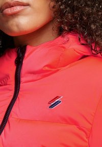 Superdry & Co Chaqueta de invierno - coral