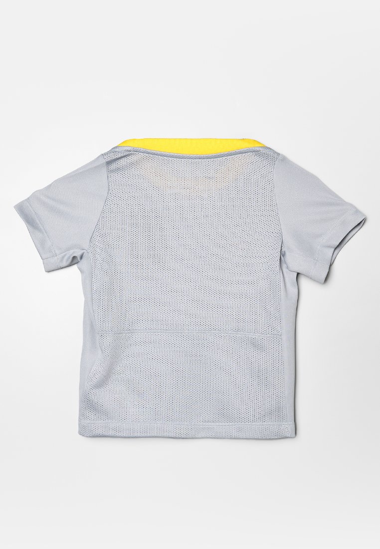 Graues kurzärmeliges Mesh-Shirt mit gelbem Kragen, von hinten auf einem weißen Hintergrund gezeigt.