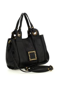 Borsa a mano in pelle nera con doppie maniglie, borchie in metallo dorato che incorniciano un'etichetta centrale del marchio, e una tracolla rimovibile arrotolata alla base.