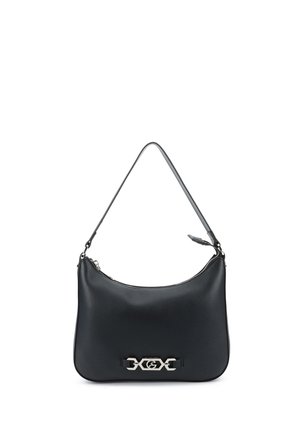 Borsa a tracolla in pelle nera con una tracolla corta e una fibbia decorativa con logo argentato sulla parte anteriore, su sfondo bianco.