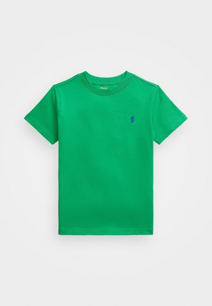 T-shirt verde a maniche corte con scollo rotondo, con piccolo logo ricamato blu sul petto sinistro, disteso su sfondo bianco.
