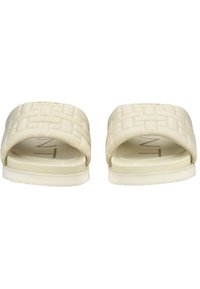 Kræmfarvede slidesandaler med et vævet stropdesign, glat overflade og en polstret sål for komfort.