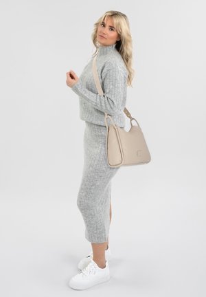 Set di maglione a costine grigio e gonna midi abbinato con una borsa a tracolla beige e sneakers bianche, caratterizzato da un materiale morbido e un design minimale.