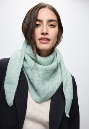 Bufanda triangular en verde menta, hecha de una suave tela texturizada, con un sutil patrón jaspeado, envuelta alrededor del cuello.