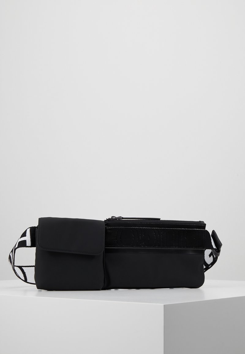Borsa a tracolla nera realizzata in materiale resistente, con un compartimento con zip, una pattina magnetica e una tracolla regolabile con motivo.