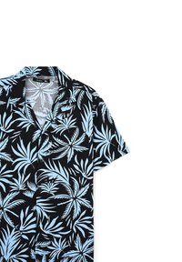 Maglietta a maniche corte in tessuto nero con un motivo di foglie tropicali azzurro chiaro, chiusura con bottoni e colletto piatto. Taglia: XL.