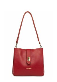 Borsa a tracolla in pelle rossa con una superficie testurizzata, dotata di una tracolla rimovibile e un closure con gancio dorato. Logo del marchio sulla parte anteriore.