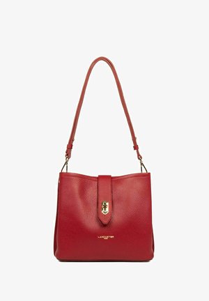 Borsa a tracolla in pelle rossa con una superficie testurizzata, dotata di una tracolla rimovibile e un closure con gancio dorato. Logo del marchio sulla parte anteriore.