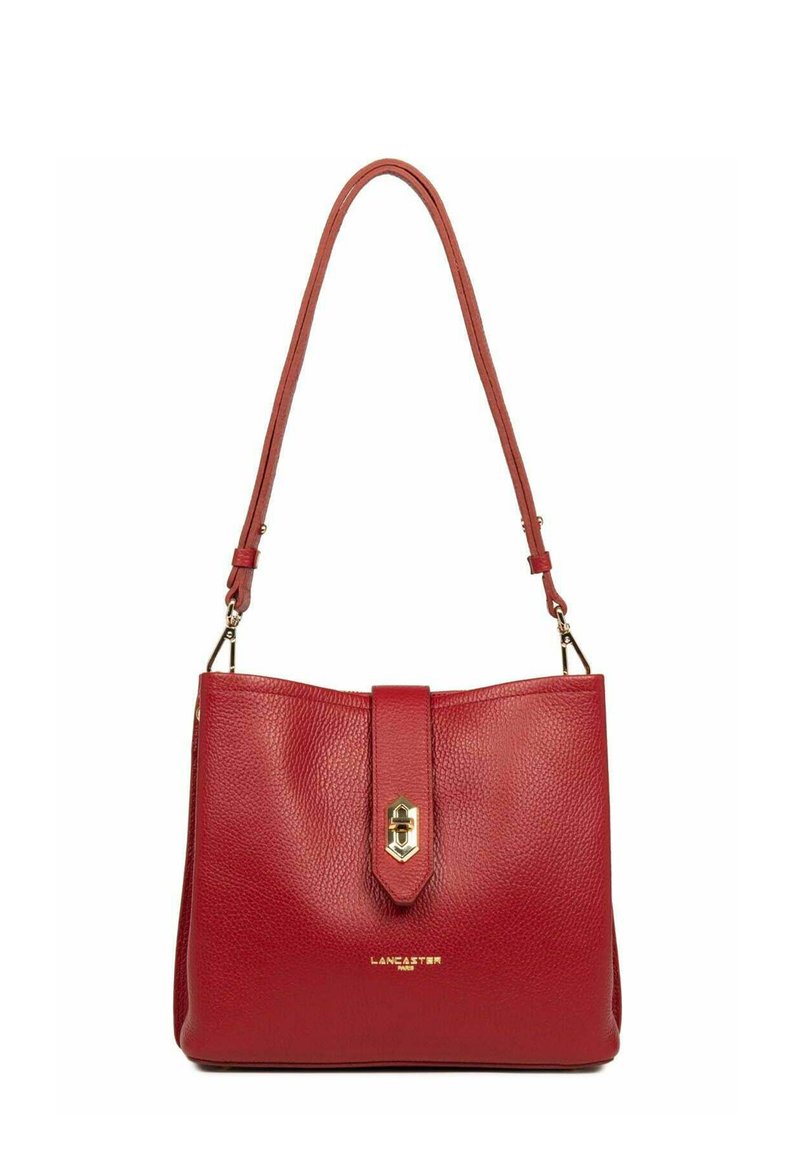 Borsa a tracolla in pelle rossa con una superficie testurizzata, dotata di una tracolla rimovibile e un closure con gancio dorato. Logo del marchio sulla parte anteriore.