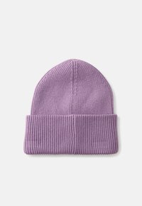 Berretto a maglia viola con fondo a coste, parte superiore senza cuciture e texture fine. Il colore è uniforme su tutta la superficie, senza motivi o accenti visibili.