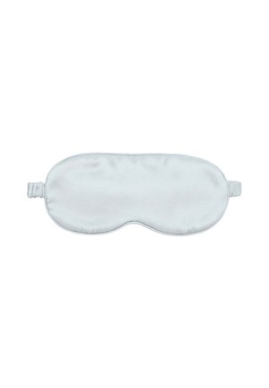 Masque de sommeil en satin gris clair doux avec sangle réglable conçu pour bloquer la lumière pour un repos confortable.