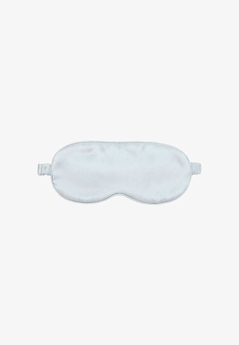 Masque de sommeil en satin gris clair doux avec sangle réglable conçu pour bloquer la lumière pour un repos confortable.