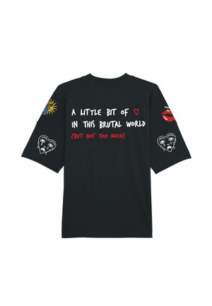 Zwarte oversized t-shirt met korte mouwen, voorzien van kleurrijke grafische prints en tekst op de voorkant en mouwen, waaronder harten en lippen.