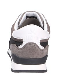 Lloyd sneakers met een bovenwerk van grijs suède, witte leren accenten en een zwarte rubberen zool. Beschikt over een gevoerde kraag en mesh-elementen.