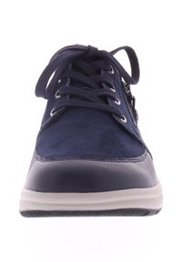 Marineblaue Sneakers mit einem Obermaterial aus Wildleder und Leder, ausgestattet mit einem Schnürdesign, Metallösen und einer kontrastierenden Gummisohle.