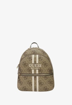 Sac à dos brun à motifs en matériau résistant, avec un design arrondi, une poche avant zippée et un logo blanc avec l'année d'établissement.