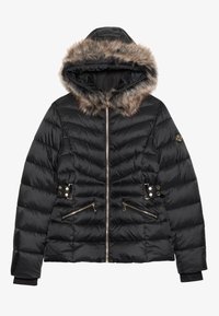 Jachetă puff black cu glugă căptușită cu blană artificială, fermoar în față și două buzunare cu fermoar. Prezintă un model matlasat orizontal și accente de hardware aurie.