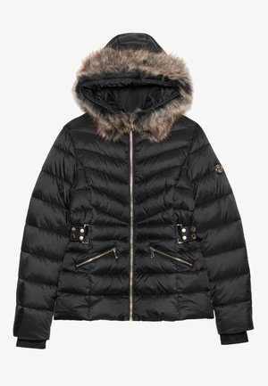 Melna pūkainā jaka ar mākslīgā kažoka odere  kapuci, ar rāvējslēdzēja priekšpusi un divām rāvējslēdzēja kabatām. Iezīmējas ar horizontālu piešūšanas rakstu un zelta aksesuāriem.