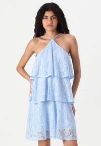 Svetlomodré čipkované šaty s vrstveným dizajnom, s halter výstrihom a bočnými vreckami. Tkanina má kvetinový vzor a priesvitný finiš.