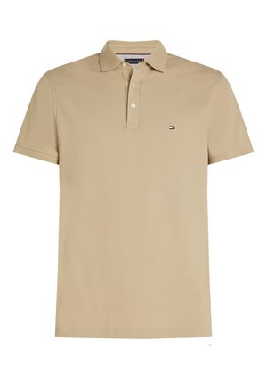 Beiges kurzärmeliges Poloshirt mit Kragen, Zwei-Knopf-Leiste und kleinem Tommy Hilfiger-Logo auf der linken Brustseite.