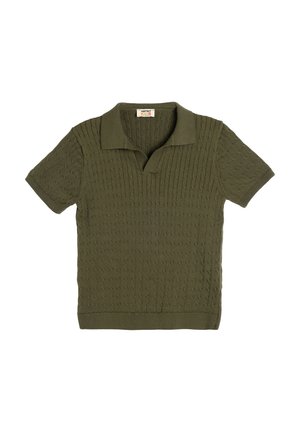 Polo de manga corta color verde oliva con patrón de tejido texturizado, cuello y puños de canalé, y dobladillo recto. Etiqueta visible en el escote.