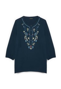 Marineblauwe blouse met driekwartmouwen, voorzien van ingewikkelde meerkleurige bloemenborduursels langs de halslijn en knoopdetail.