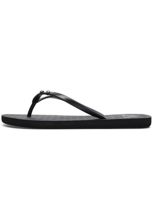 Zwarte rubberen teenslipper met dunne riemen en drie kleine metalen studs op de bovenste riem, zijaanzicht op een witte achtergrond.