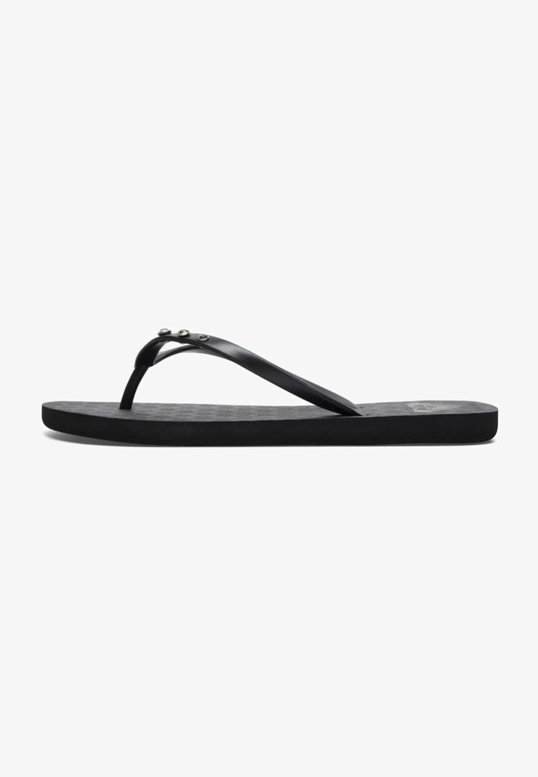 Tongs en caoutchouc noir avec des brides fines et trois petits clous en métal sur la bride supérieure, vues de côté sur fond blanc.