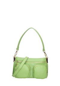 Groene leren handtas met twee voorzakken, ritssluiting en verstelbare schouderband. Het oppervlak heeft een geprofileerde afwerking en goudkleurige accenten.