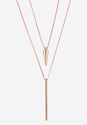 Flerlags rose gold halskjede med en spiss kjegle-forheng og en vertikal stang-forheng, begge på delikate kjede-lenker.
