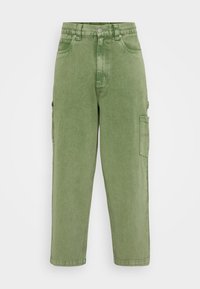Lichtgroene cargobroek van denim, met een hoge taille, wijdvallend ontwerp, zijzakken en een enkele cargozak op het been.