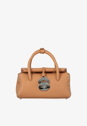 Petit sac à main en cuir beige avec poignées arrondies, fermeture à serrure argentée et détails à clous sur les côtés, sur fond blanc.