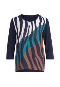 Marinblå t-shirt med 3/4 ärmar, med ett färgstarkt abstrakt mönster i grönt, brunt och vitt. Inkluderar dekorativ knappdetalj.