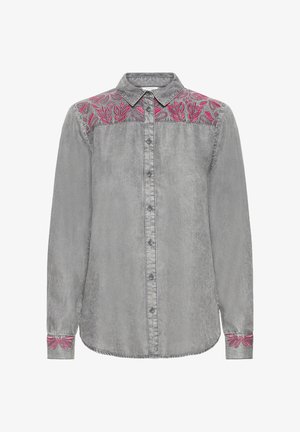 Camicia grigia a maniche lunghe con bottoni, ricamata con fiori rosa su spalle e polsini, con colletto classico e tessuto dal colore sbiadito.